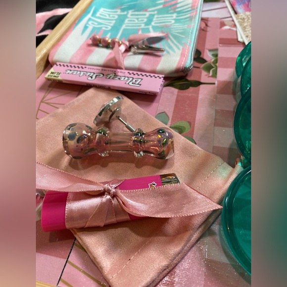 When A Woman Smokes Travel Kit 💨 - Picture 7 of 11